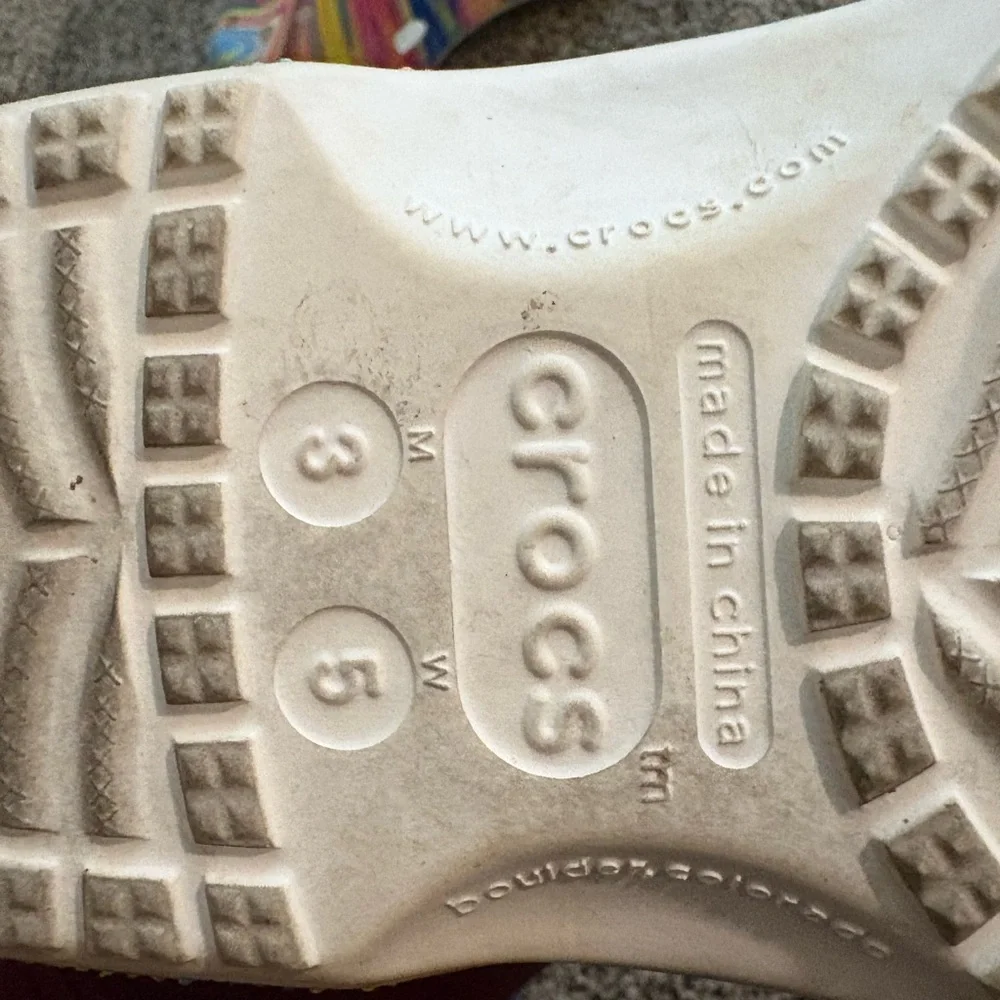 CROCS Women’s Swirl Pattern Slippers - Picture 4 of 4